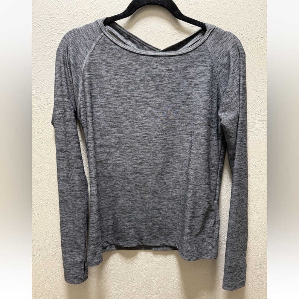 Under Armour Women’s Long Sleeve Workout  Top Open Split Back Design Loose XS